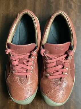 Keen Men's Leather Sneakers in Rust Red and Olive Sole Size 9